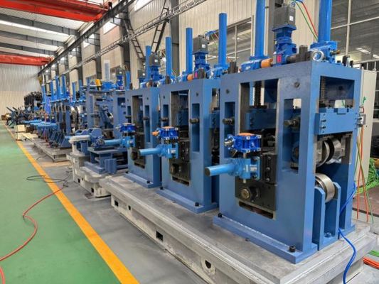 Macchina di formazione di tubi ad alta velocità per la produzione di tubi API.