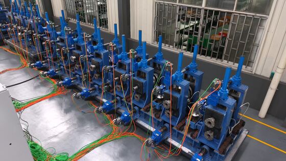 Macchina di saldatura di tubi in acciaio in lega con accumulatore e tabella di scarico per la produzione continua di tubi industriali
